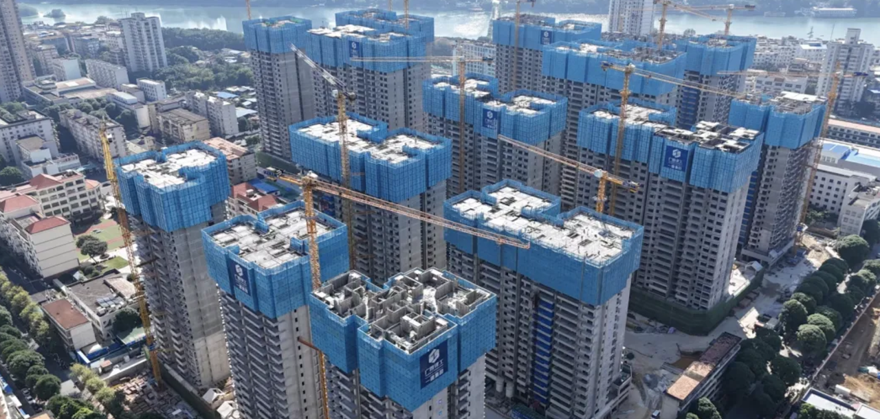 绿地大基建高质量建成一批重大城市更新项目，全力参与新一轮城中村改造工作